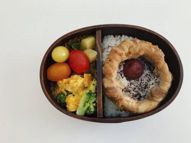 Beyaz arka planda suşi rulosu