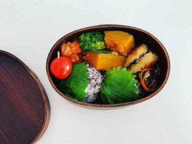 Somon, avokado ve somon balıklı suşi.