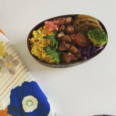 beyaz arka planda etli ve sebzeli pirinç