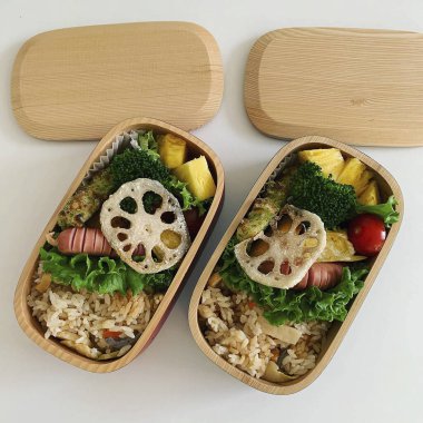 Beyaz arka planda pirinç ve sebzeli kutu