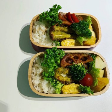 Sebze ve meyveli beyaz bir arka planda beslenme çantası.