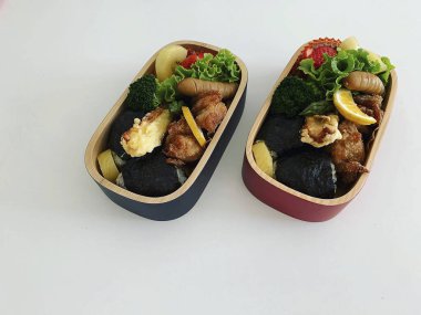 Sebze ve soslu kızarmış tavuk.