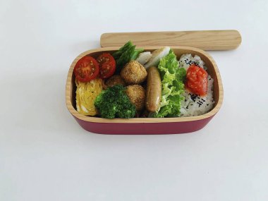 Sebzeli kızarmış tavuk ve soslu beyaz kase içinde peynir..