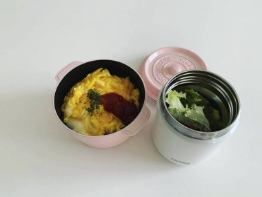 Kahvaltının beyaz arka planda kahve ve çay