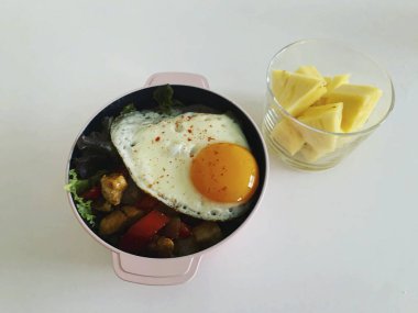 sosis ve sebze ile kızarmış yumurta