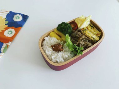 Sebzeli ve soslu kızarmış pirinç.