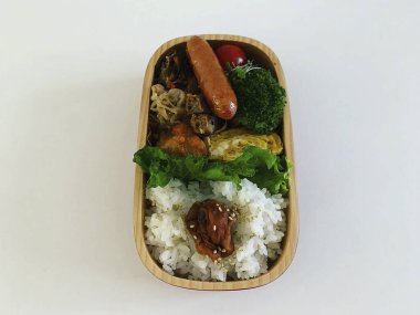 Sebzeli tavuklu pirinç kutusu.