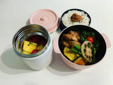 Siyah arka planda Japon yemek takımı