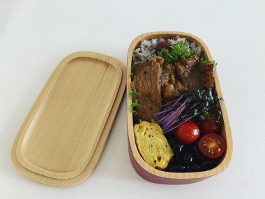 Beyaz arka planda Japon yemek kutusu