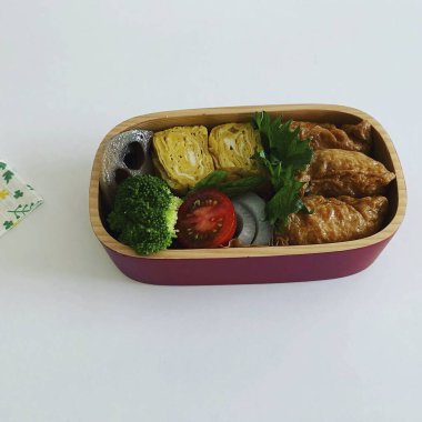 Sebzeli kızarmış pirinç ve ahşap bir masada sos.