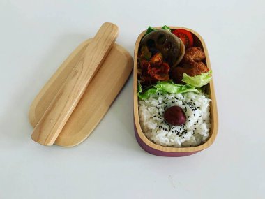 Japon yemeği suşisi beyaz arka planda.