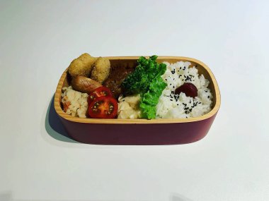 Sebzeli pirinç beyaz arka planda bir kase içinde. sağlıklı yemek dağıtım servisi.