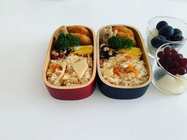 Japon pilavı ve tavuk pilav kutusu.