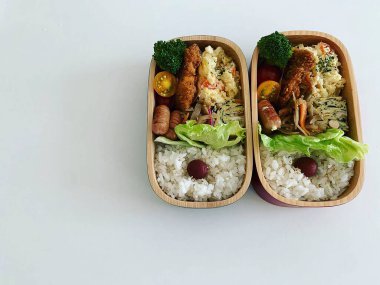 Lezzetli pirinç ve sebze salatası, sosis ve plastik bir kutuda tavuk. sağlıklı yeme kavramı.