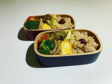 pirinç ve sebze kutuda.