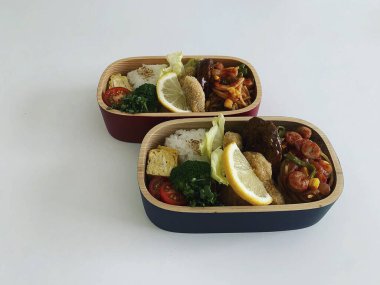 Pirinçli bir kutuda Tayland yemeği.