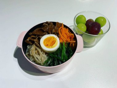 Kore geleneksel yemekleri, kızarmış pirinç ve sebzeler.