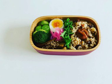 Domuz etli pilav, sebzeli ve beyaz arka planda yumurta.