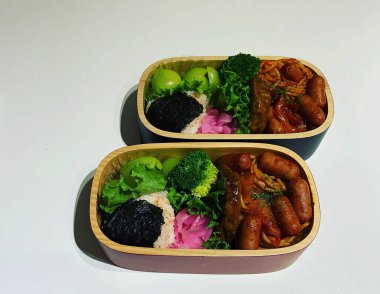 Siyah arka planda farklı yiyecekleri olan kutu