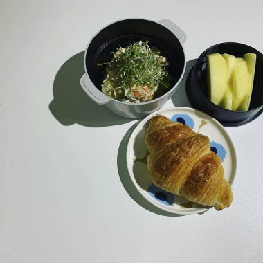 Kahve, kruvasan ve peynirli kahvaltı.