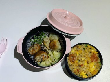 Lezzetli Asya yemeklerinin yakın görüntüsü