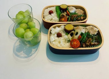 Beyaz arka planda tavuklu ve sebzeli Tayland pilavlı erişte.