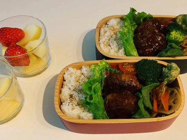 tavuklu pilav, sebze ve sebze.