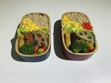 farklı yiyecek ve siyah arkaplan içeren kutu