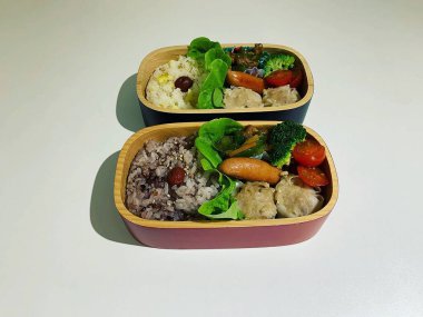 Tavuklu ve pirinçli sağlıklı beslenme çantası