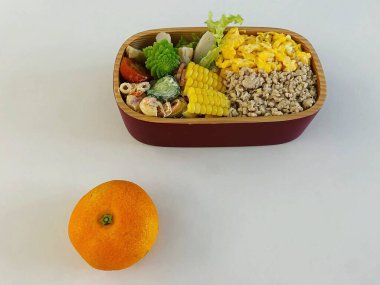 Ahşap arka planda karışık meyve