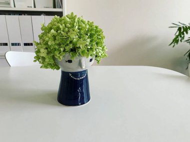 Masada beyaz ve mavi çiçekler