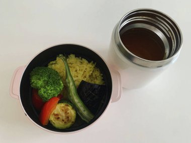 Sebzeli pirinç ve beyaz kasede et..