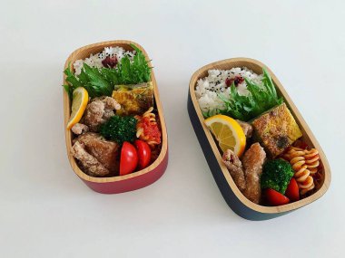 Beyaz arka planda balık ve sebze teslimatı servisi. sağlıklı yiyecekler