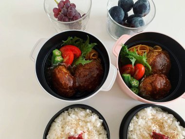 Pirinç ve domuz eti ve siyah bir tabakta.