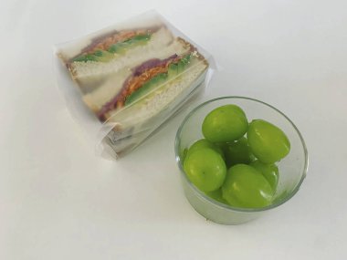 Sebzeli ve peynirli taze salata