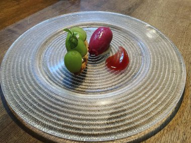 Ahşap bir arka planda tabakta kırmızı biber