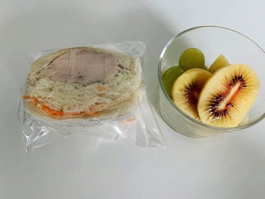 beyaz arka planda taze meyve ve sebzeler