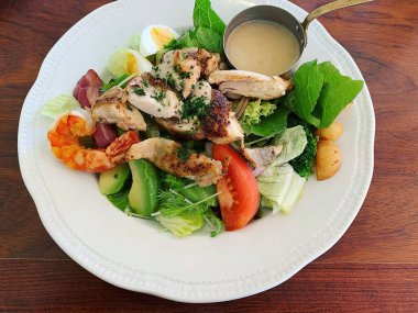 Sebzeli ve peynirli tavuk göğsü salatası