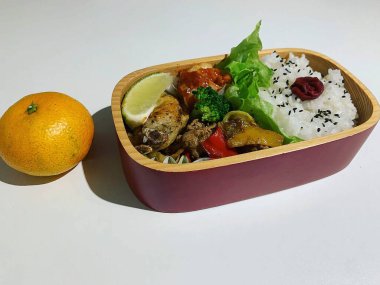 Japon yemeği mi? Beyaz arkaplanda suşi.