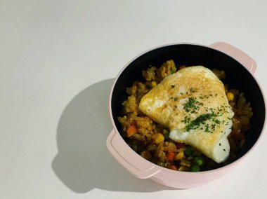 Beyaz arka planda tavuk ve sebzeli kızarmış pirinç.