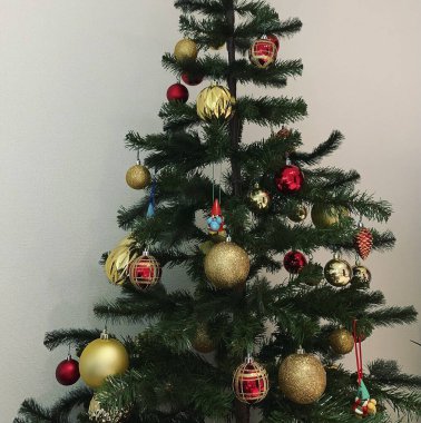 Beyaz arka planda oyuncakları ve süslemeleri olan Noel ağacı, Noel ağacı, oyuncaklar ve oyuncaklar. yüksek kaliteli fotoğraf