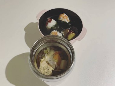 Bir bardak suya yaklaş.