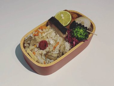 Bir kutu pilav ve tavuk.