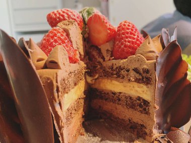 Çilekli ve kremalı çikolatalı pasta.