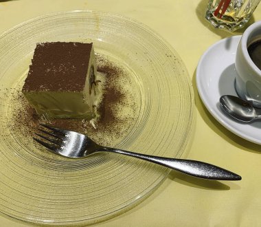 Kahve ve kek bir restoranda.