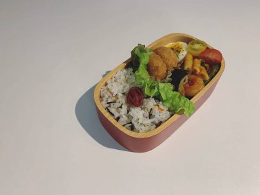 Siyah arka planda sebzeli ve baharatlı kızarmış pirinç.