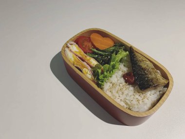 Sebzeli, tavuklu, sahanda yumurta ve balıklı pilav.