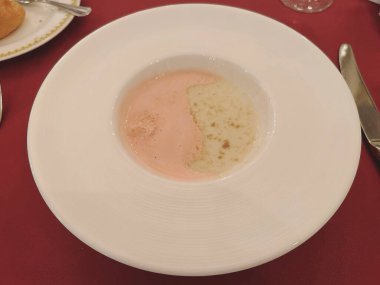 Beyaz şaraplı bir tabağın yakın çekimi.