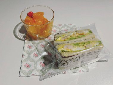 Peynirli sandviç ve salata.