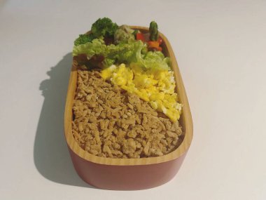 Kutudaki yiyecekleri kapat.